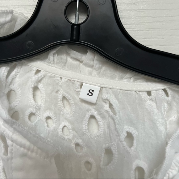 $10 Deals 🤝🔖 Shein white Eyelet embroidery half button blouse size small - Picture 3 of 4